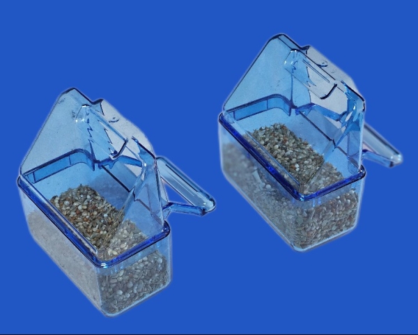 Außenfütterungsnapf Italien mit Sitzstange blau  7,5 x 7,4 x 3,7 cm